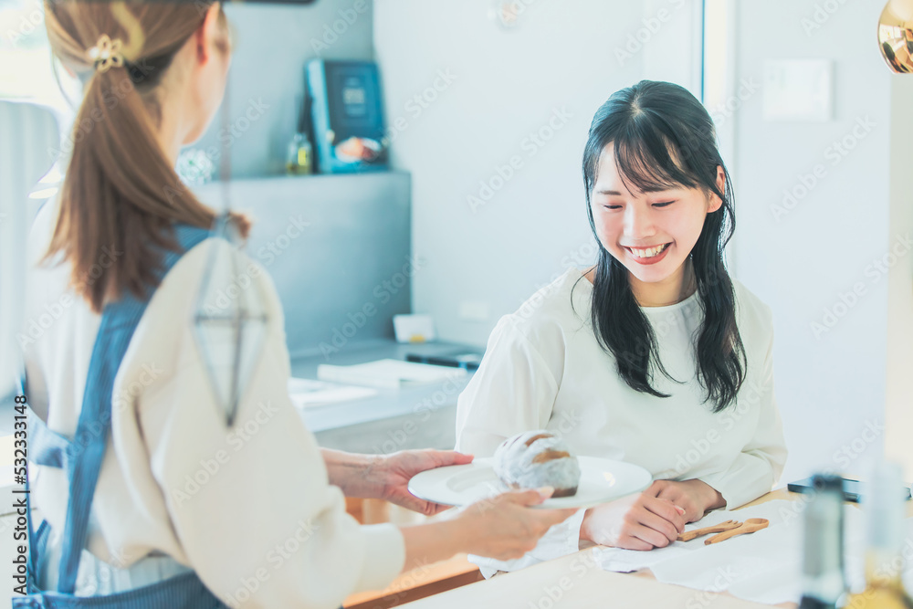 キッチンで笑顔の女性 kitchen キッチンで笑顔の女性 kitchen