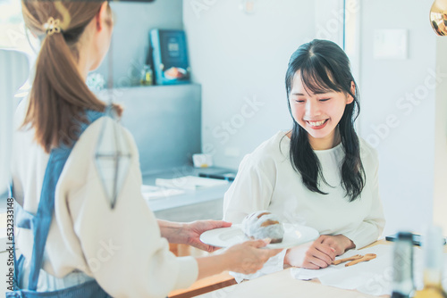 キッチンで笑顔の女性 kitchen