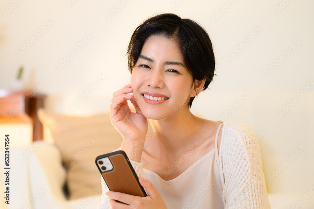 メインビジュアルにも!夜の寝る前の楽しいスマホのイメージ メインビジュアルにも!夜の寝る前の楽しいスマホのイメージ