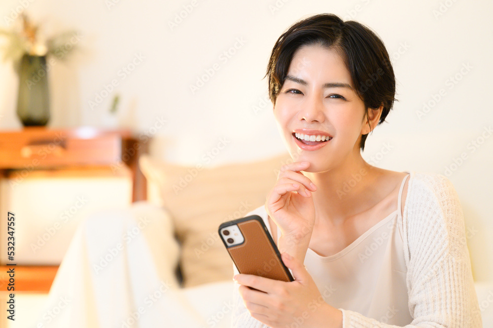 メインビジュアルにも!夜の寝る前の楽しいスマホのイメージ メインビジュアルにも!夜の寝る前の楽しいスマホのイメージ