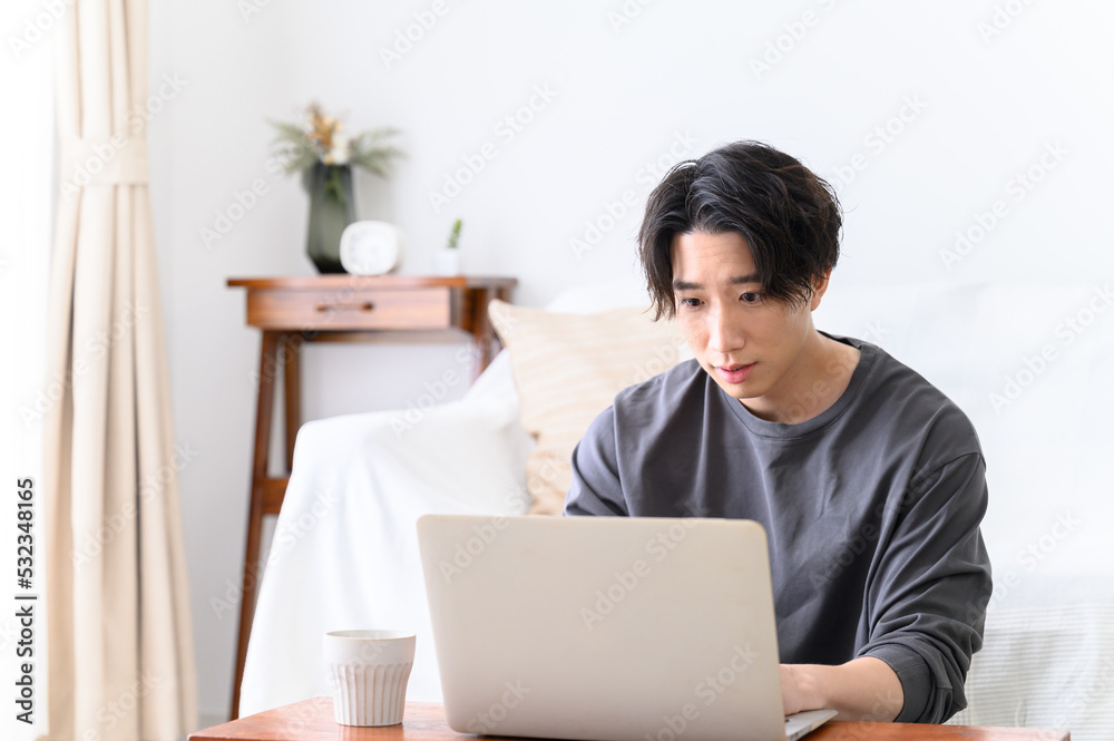 パソコンをするハンサムな男性 驚く パソコンをするハンサムな男性 驚く
