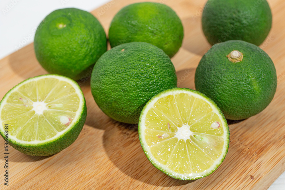 徳島県産すだち (日本の柑橘類)さわやかな酸味。学名: Citrus sudachi 徳島県産すだち (日本の柑橘類)さわやかな酸味。学名: Citrus sudachi