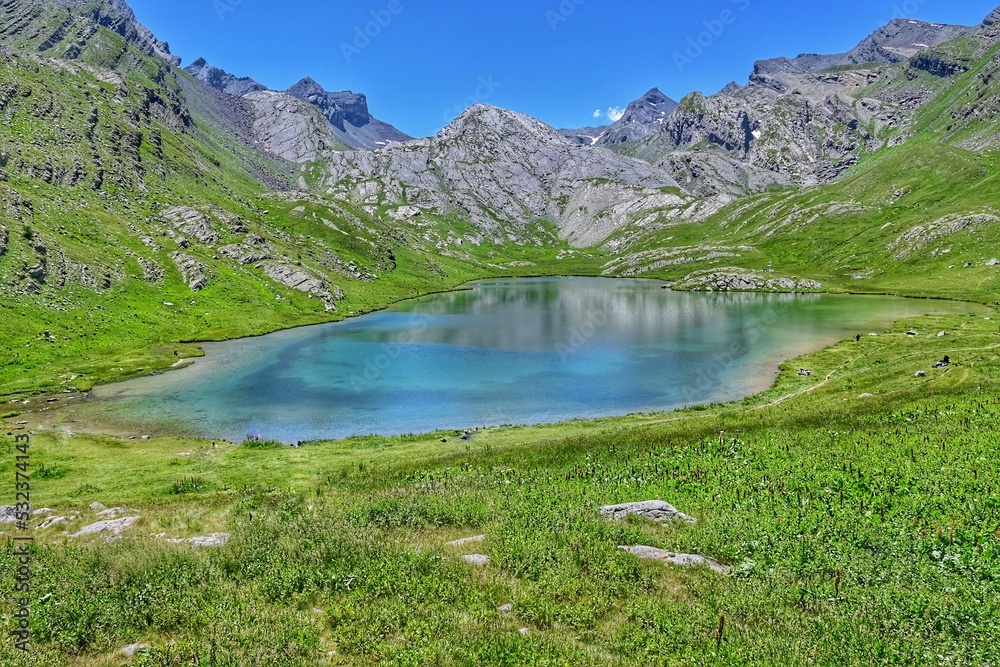 Lac de montagne dans le parc du Mercantour, Alpes françaises