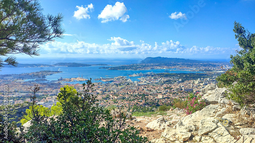 Panorama sur Toulon dans le Var et la Côte d'Azur depuis le Mont faron photo