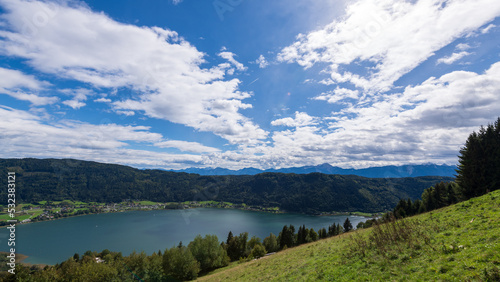 Blick über einen Teil des Ossiacher Sees in Kärnten, Österreich, Im Sommer