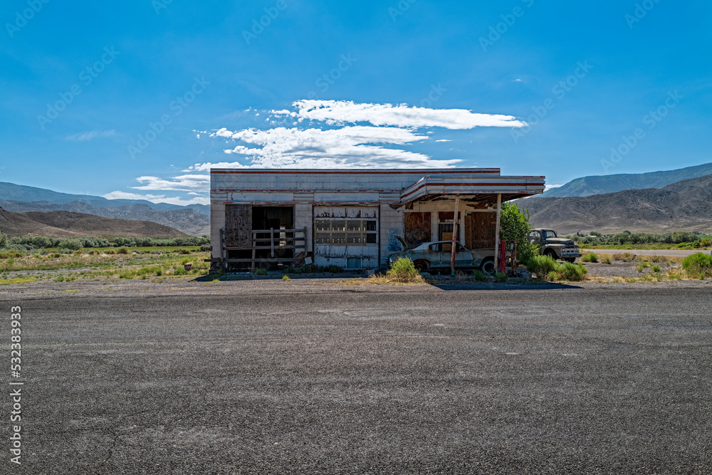 An abandonded service station in the desert in southwestern Utah - obrazy, fototapety, plakaty 