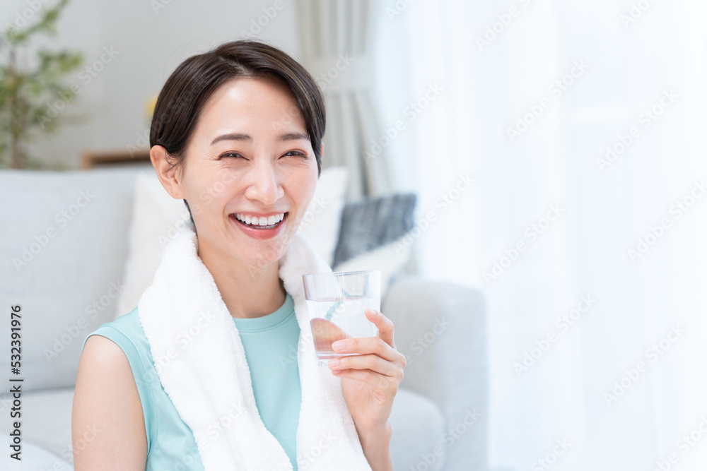 水分補給をするミドル女性(健康・ヘルスケア・運動) 水分補給をするミドル女性(健康・ヘルスケア・運動)