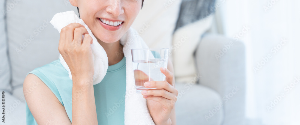 水分補給をするミドル女性(健康・ヘルスケア・運動) 水分補給をするミドル女性(健康・ヘルスケア・運動)