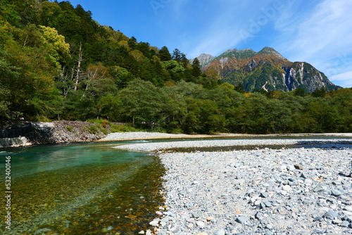 中部山岳国立公園、上高地。梓川から明神岳を望む。松本、長野、日本。10月上旬。