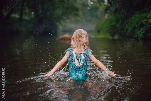 Fototapeta Naklejka Na Ścianę i Meble -  little girl in the river