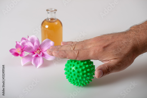 Handmassage mit Igelball photo