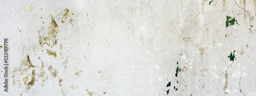 Postarzana, stara pionowa uliczna ściana z teksturą pęknięć. Panorama, tło, tapeta.  © Janusz