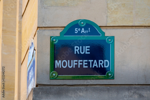 Photography Plaque de rue parisienne traditionnelle sur laquelle est écrit Rue Mouffetard,
