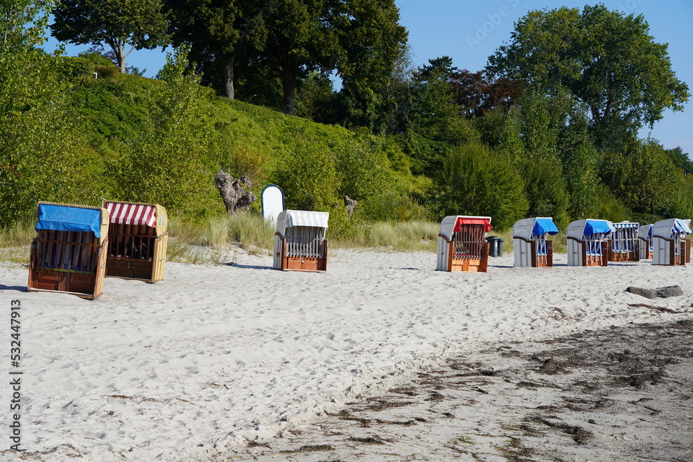 Viele Strandkörbe am Sandstrand von Sierksdorf in der Lübecker Bucht bei Sonnenschein Viele Strandkörbe am Sandstrand von Sierksdorf in der Lübecker Bucht bei Sonnenschein