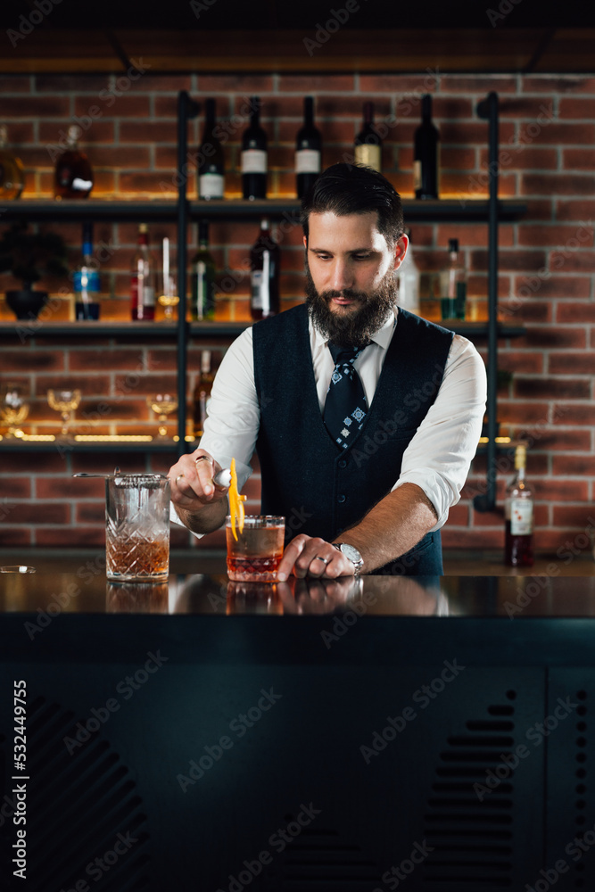barman decorate negro martini cocktail
