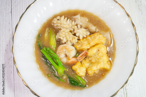 Noodles with sea food in Gravy Sauce (Rad-Na Tale)