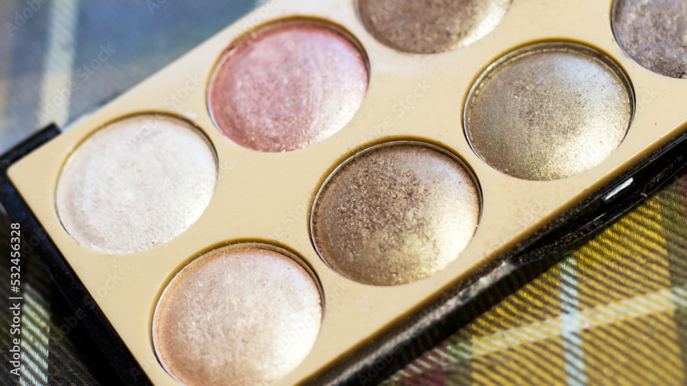 Glitter gold eye shadow so close Glitter gold eye shadow so close