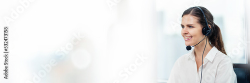 Foto Beautiful female call center service support concept in headset Female customer support or sales representative