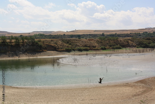 La sequ  a vac  a los pantanos y embalses