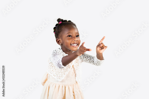 giovane ragazza nera isolata con sfondo bianco felice e gesticola   photo