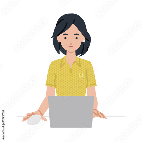 デスクで座ってPCを使っているポロシャツの女性