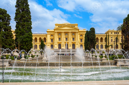 Fachada de um lindo palácio antigo 