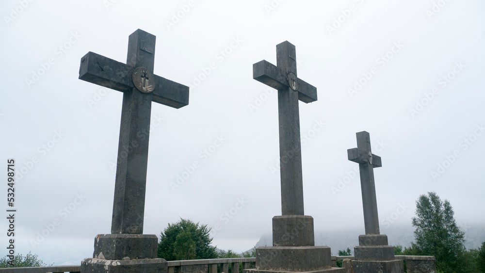 Cruces gigantes de piedra