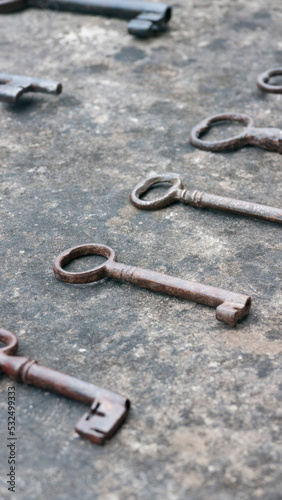 Fila de llaves antiguas oxidadas sobre mesa de piedra © Darío Peña