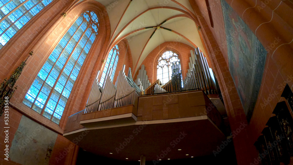 Obraz premium Frankfurt am Main, Germany, December 7, 2021: The stunning large organ of the Frankfurt Cathedral, also known as the Kaiserdom, as the emperors of the Holy Roman Empire were elected there.