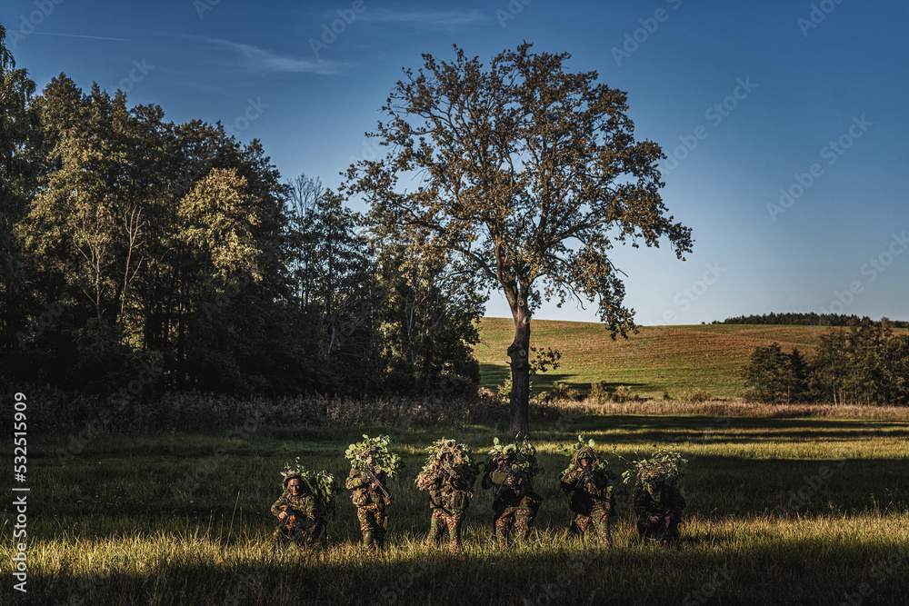 Foto de Eastern special forces soldiers with rifle in woodland do Stock ...