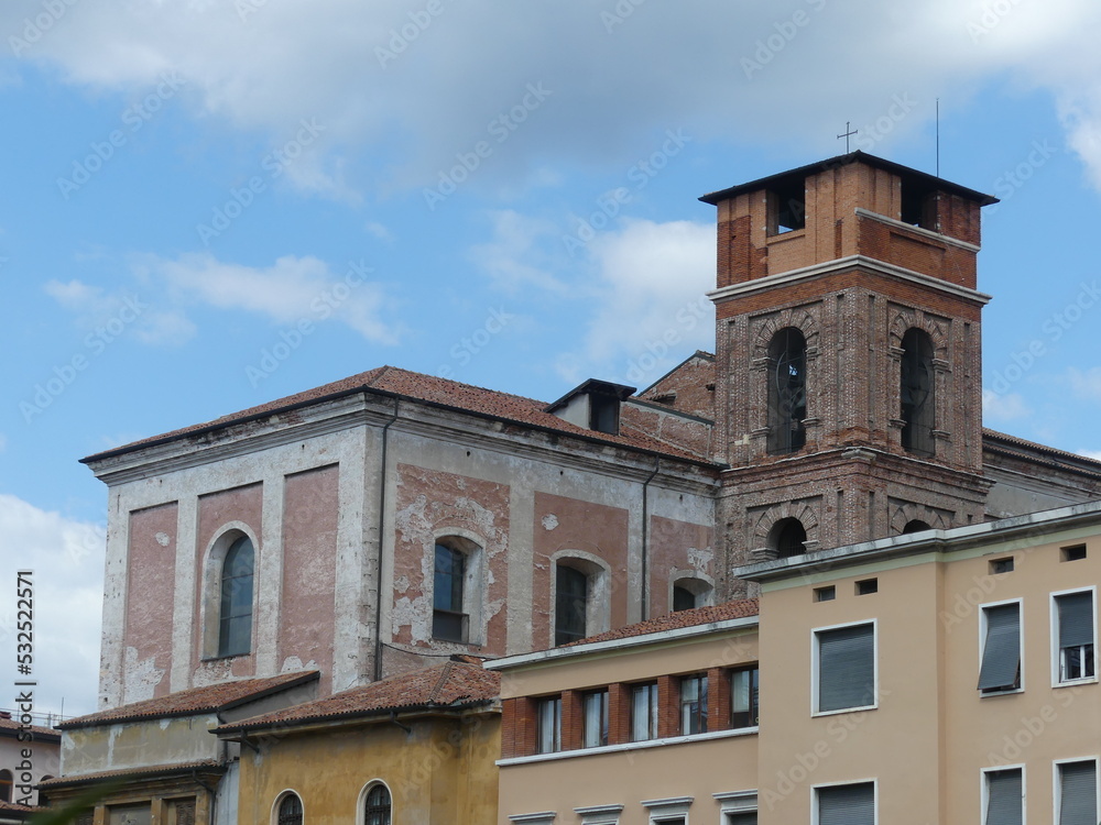 Altertümliche, italienische Häuser mit einem Turm