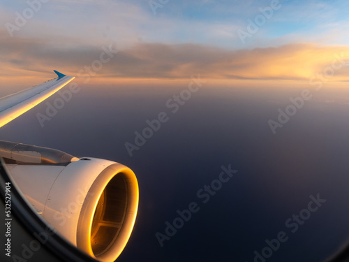 Airbus volando sobre el mar y un fondo de nubes. 