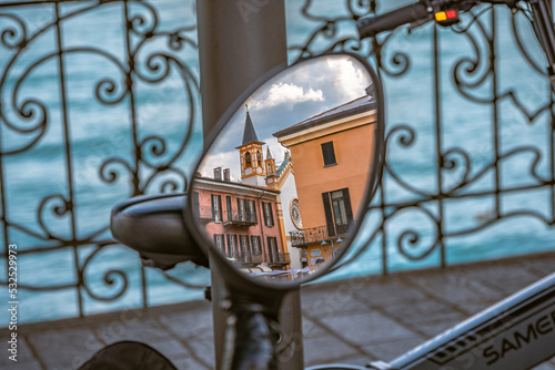Reflet dans un rétroviseur de scooter à Menaggio, lac de Côme, Italie