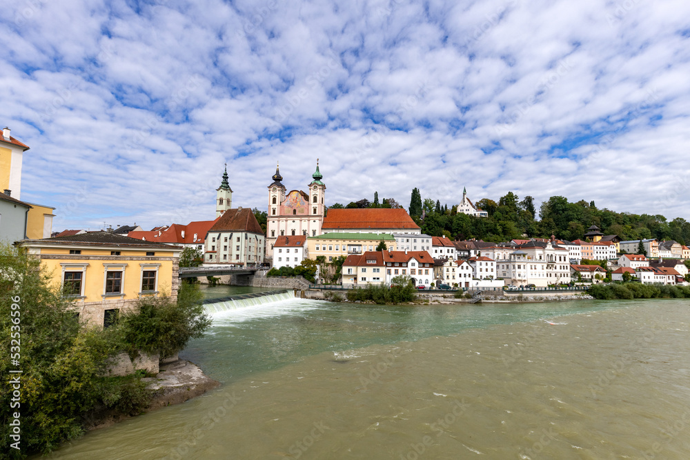 Obraz premium Blick auf Steyr in Oberösterreich mit Michaelerkirche