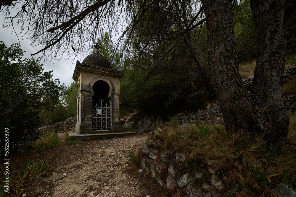 Fototapeta premium Malownicze stacje drogi krzyżowej w jednym z klasztorów Prowansji. Położone na skalistym wzgórzu. roztaczający się widok na dolinę.
