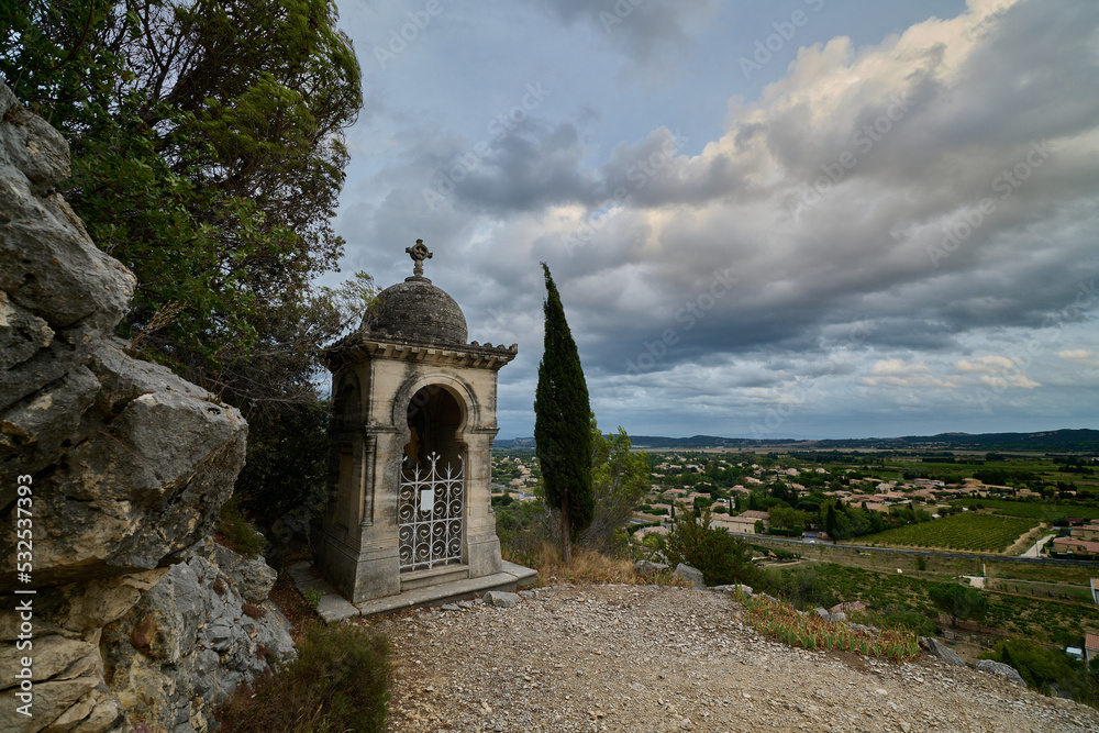 Fototapeta premium Malownicze stacje drogi krzyżowej w jednym z klasztorów Prowansji. Położone na skalistym wzgórzu. roztaczający się widok na dolinę.