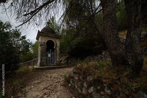 Fototapeta Naklejka Na Ścianę i Meble -  Malownicze stacje drogi krzyżowej w jednym z klasztorów Prowansji. Położone na skalistym wzgórzu. roztaczający się widok na dolinę.