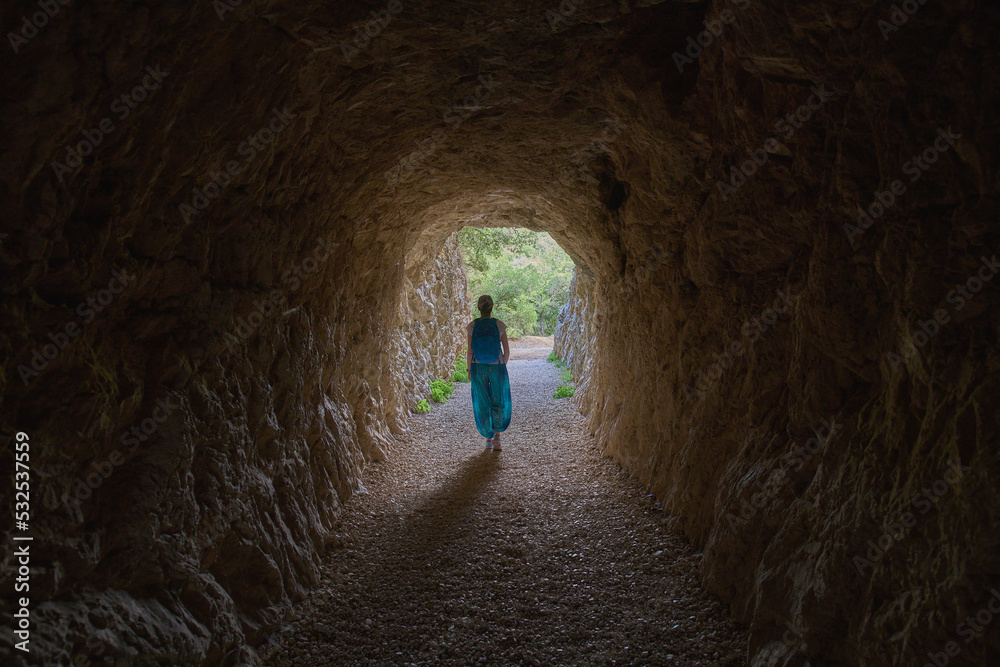 Wejście do tunelu akweduktu w Prowansji, Okcytanii. - obrazy, fototapety, plakaty 
