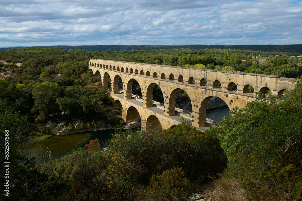 Naklejka premium Starożytny akwedukt w Prowansji transportował wodę 50 kilometrów do Nimes.