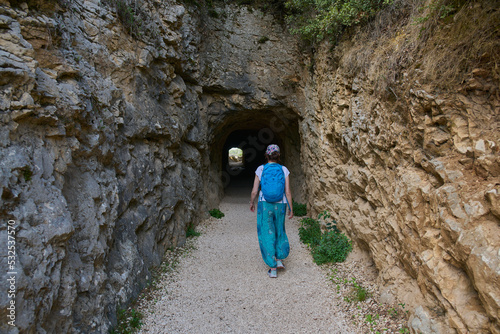 Wejście do tunelu akweduktu w Prowansji, Okcytanii.