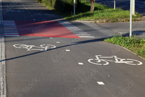Ścieżka dla rowerów w mieście ze znakami poziomymi. 