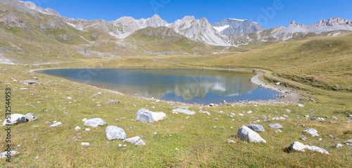Lac du Chardonnet à Tignes dans les Alpes en été photo