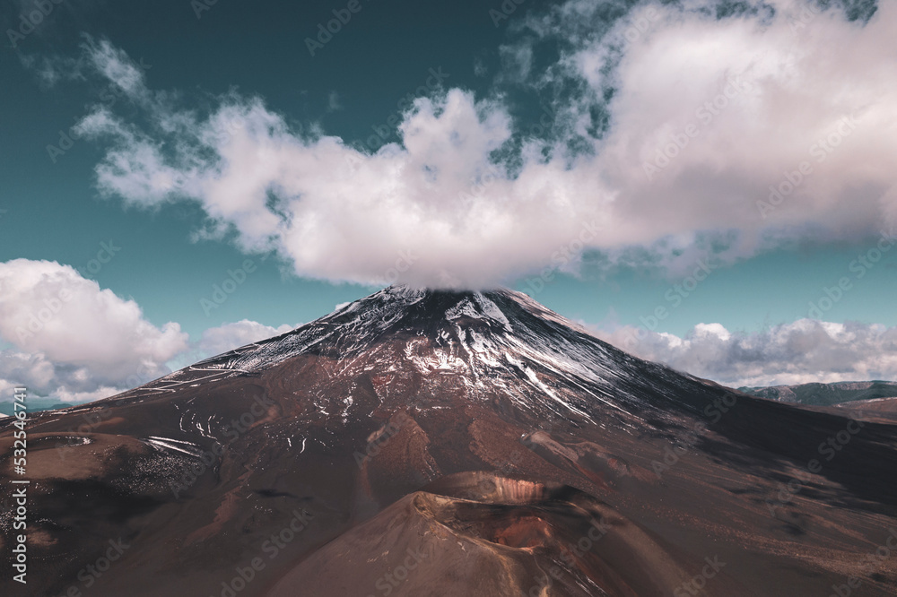 Vista aérea al volcan lonquimay con cielo azul y nubes  en la reserva nacional malalcahuello en el sur de chile