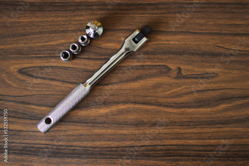 Vista cenital de un juego de herramientas para mecanica, Maneral, adaptador y copas de un cuarto de pulgada. photo