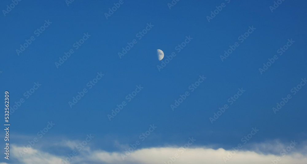 Luna bianca calante nel cielo azzurro sopra le nuvole Luna bianca calante nel cielo azzurro sopra le nuvole