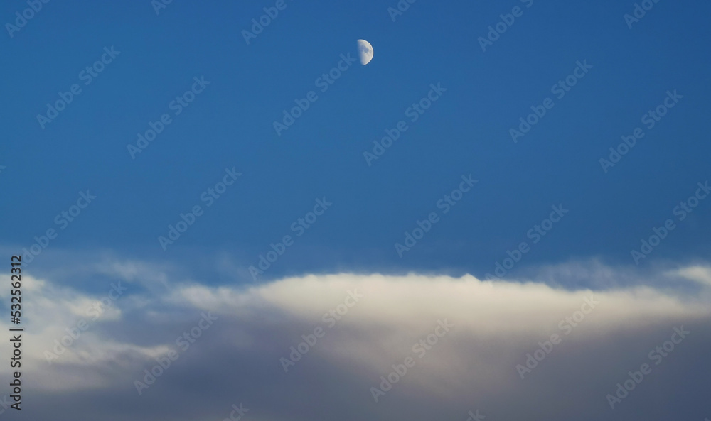 Luna bianca calante nel cielo azzurro sopra le nuvole Luna bianca calante nel cielo azzurro sopra le nuvole