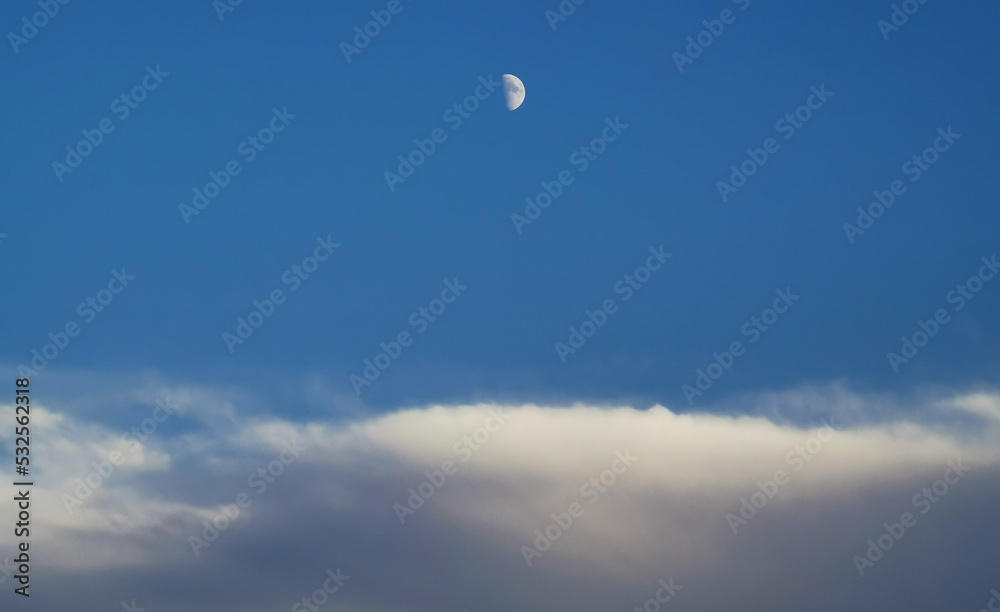 Luna bianca calante nel cielo azzurro sopra le nuvole Luna bianca calante nel cielo azzurro sopra le nuvole