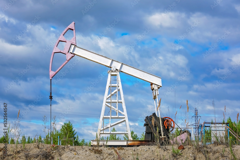A single-shoulder rocking machine at an oil field. Oil and gas production. A single-shoulder rocking machine at an oil field. Oil and gas production.