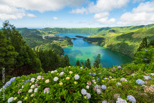 Panorama über den Vulkan-See Sete Cidades auf den Azoren mit Hortensien im Vordergrund