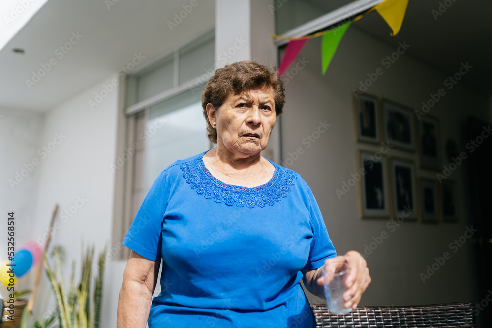 © Mal de Ojo Studio/Stocksy - Senior woman with an angry expression © Mal de Ojo Studio/Stocksy - Senior woman with an angry expression